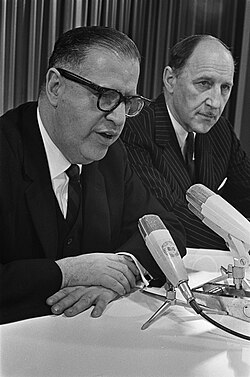 Abba Eban at a press conference (1968)