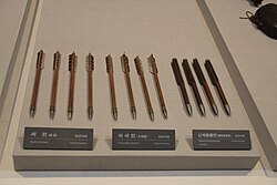 The Chongtonggi hwacha was loaded with small arrows with metal tips. This is called Sejeon(세전/細箭)