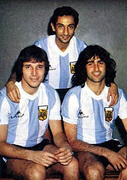 Ardiles (center) with Daniel Bertoni (left) and Mario Kempes (right) in 1981