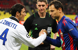 Zanetti shaking hands with Sergei Ignashevich before a Champions League match against CSKA Moscow in 2011