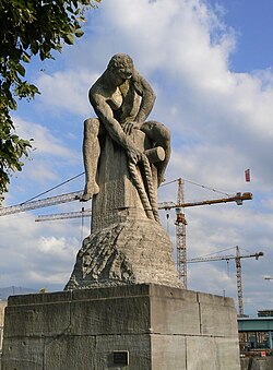 Tauzieher, a limestone sculpture by Nikolaus Friedrich, 1911