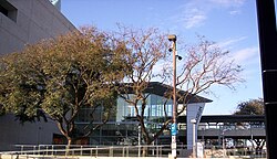 Queensland Museum (1986–present), a part of the Queensland Cultural Centre. A pedestrian bridge, linking the museum and the Queensland Art Gallery to the Queensland Performing Arts Centre, and also to lifts to platforms at the Cultural Centre Busway Station, can be seen on the right.